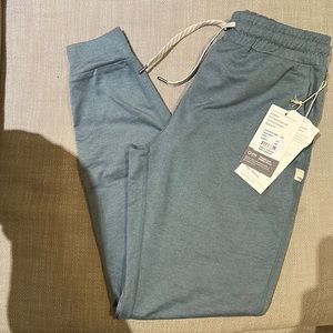 NWT women’s Vuori Performance Jogger in XXS -long. Color is shade heather